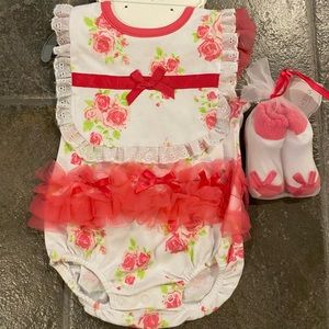 Kyle & Deena Outfit Set 3 Piece Bib, Bodysuit & Socks 3-6 months, rose print